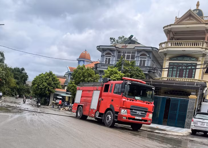 Công ty Nhiệt điện Uông Bí hỗ trợ phương tiệt phun rửa đường trên địa bàn phường Trưng Vương.