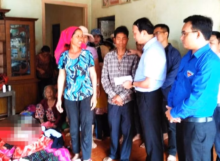 Lãnh đạo Huyện ủy Cư M’gar đến thăm hỏi, động viên và hỗ trợ gia đình lo hậu sự cho 2 cháu.