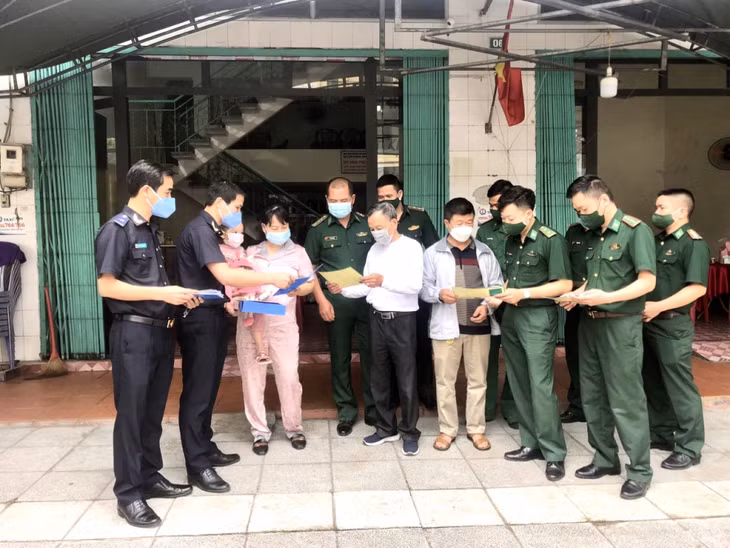 CBCS Đồn biên phòng cửa khẩu Quốc tế Móng Cái và Chi cục Hải quan cửa khẩu Móng Cái đã tổ chức phát tờ rơi tuyên truyền Luật biên phòng Việt Nam, Luật Hải quan Việt Nam tới tận các hộ dân và khu phố trên địa bàn phường Trần Phú.