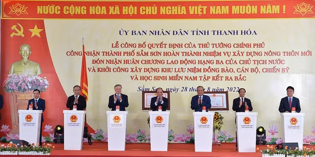 Chủ tịch nước và các đại biểu ấn nút khởi công xây dựng Khu lưu niệm đồng bào, cán bộ, chiến sĩ và học sinh miền Nam tập kết ra Bắc. Ảnh VGP/Đức Tuân
