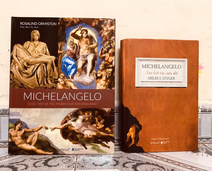 Sách Michelangelo: Cuộc đời và tác phẩm qua 500 hình ảnh (trái) và sách Michelangelo: Sáu kiệt tác cuộc đời. Ảnh: O.P.