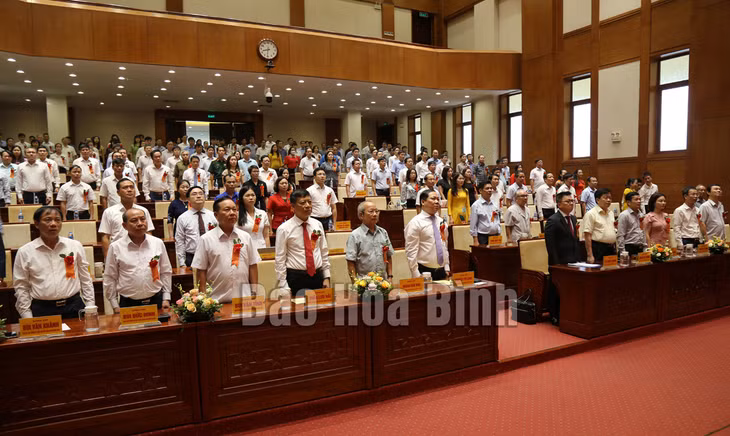 Các đại biểu làm lễ chào cờ.