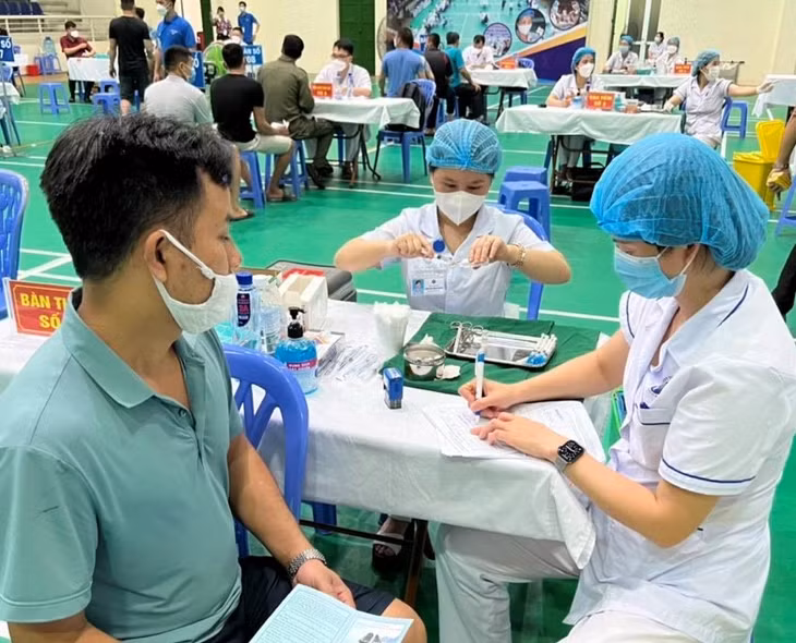 Tiếp vắc xin phòng Covid-19 mũi tăng cường, nhắc lại là biện pháp hữu hiệu để củng cố miễn dịch cộng đồng.