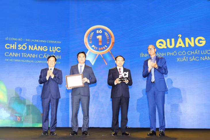 Lãnh đạo tỉnh Quảng Ninh nhận cúp quán quân PCI lần thứ 5 liên tiếp. Ảnh: Đỗ Phương