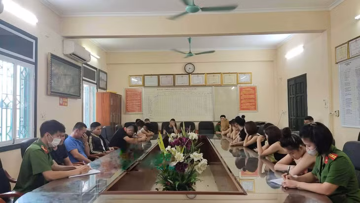 Nhiều cô gái trẻ bay lắc trong quan karaoke. Ảnh: Công an Phú Thọ