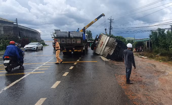 Hiện trường vụ tai nạn trên quốc lộ 20. Ảnh: Hoài Thanh