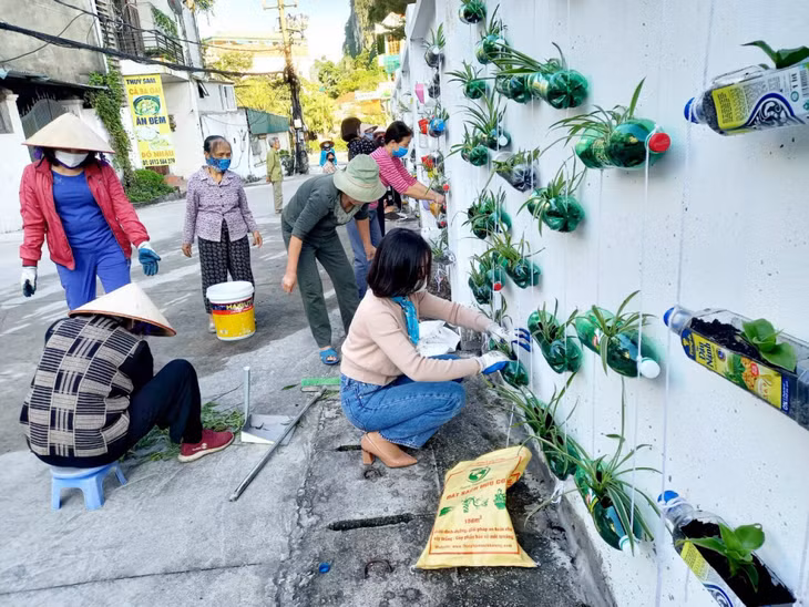 Mô hình xây dựng con đường hoa tại khu phố 3, phường Hồng Hà, TP Hạ Long.