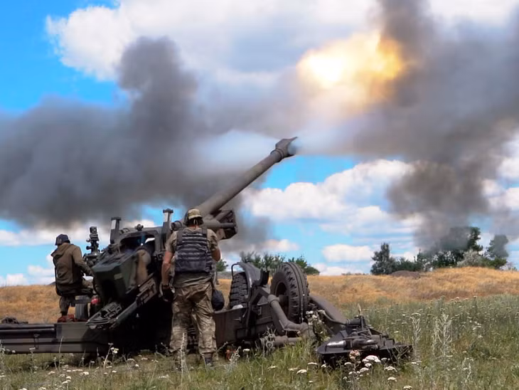 Binh sĩ Ukraine khai hoả lựu pháo ở miền đông nước này. Ảnh: Getty Images
