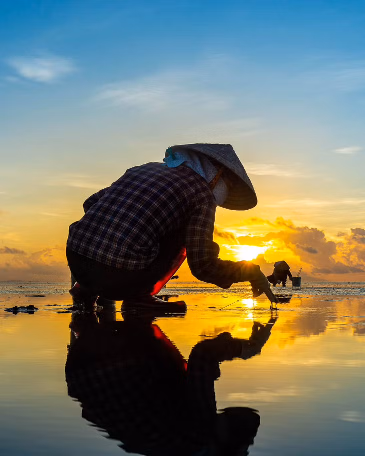 Cuộc sống người dân địa phương gắn liền với biển. Từ tờ mờ sáng, những người phụ nữ đã ra biển bắt ốc móng tay. Họ sử dụng một dụng cụ đặc biệt làm từ que thép nhỏ, được gọi là "tiêm".