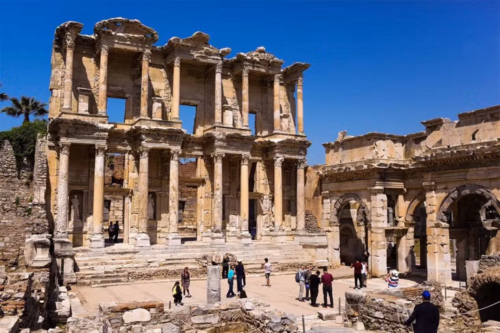 Thư viện Celsus nằm trong khu di tích thành phố cổ Ephesus, một thành phố nổi tiếng vùng Địa Trung Hải của Hy Lạp cổ đại, thuộc tỉnh Izmir - Thổ Nhĩ Kỳ ngày nay.