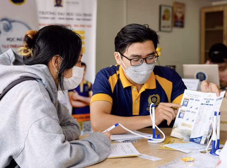 Thí sinh đăng ký xét tuyển đại học 2022. Ảnh: TL