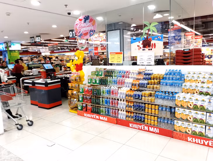 Có nhiều mặt hàng giảm giá ở Vinmart Cẩm Phả, nhưng người tiêu dùng vẫn chờ đợi sự giảm giá của các mặt hàng tươi sống như thịt lợn, rau...
