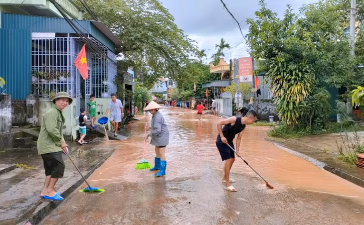 Đến 14h ngày 26/8, nước lũ trên sông Tiên Yên không dâng cao thêm và bắt đầu rút dần do thượng nguồn đã ngớt mưa. Người dân thôn Thác Bưới 1, xã Tiên Lãng, nhanh chóng dọn dẹp vệ sinh môi trường các điểm bị ngập.