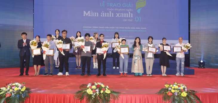 Đồng chí Ngô Hoàng Ngân, Phó Bí thư Thường trực Tỉnh ủy, Trưởng Đoàn Đại biểu Quốc hội tỉnh, trao chứng nhận cho các nhóm làm phim.