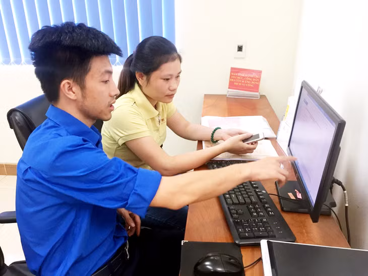 ĐVTN TP Cẩm Phả hướng dẫn người dân nộp hồ sơ trực tuyến.