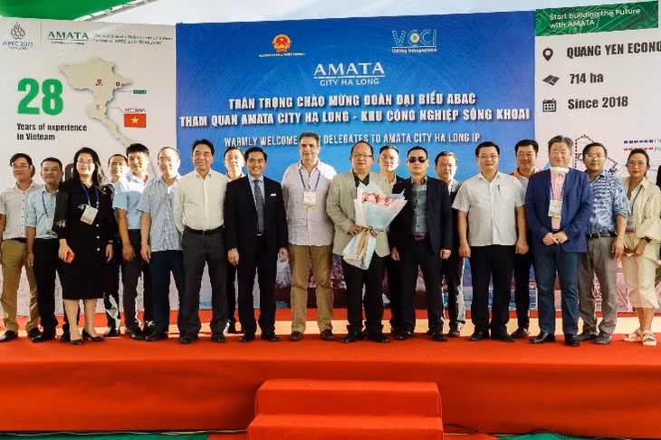 Ảnh quầy trưng bày của KCN tại sự kiện và ảnh kỷ niệm Đoàn đại biểu ABAC tham quan Amata City Hạ Long.
