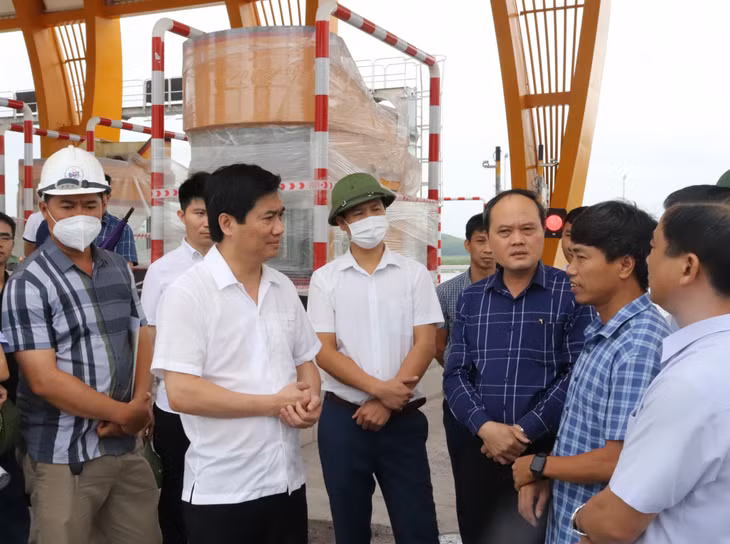 Đồng chí Nguyễn Tường Văn, Chủ tịch UBND tỉnh kiểm tra tại trạm thu phí BOT Tiên Yên, nơi sẽ tổ chức sự kiện khánh thành.