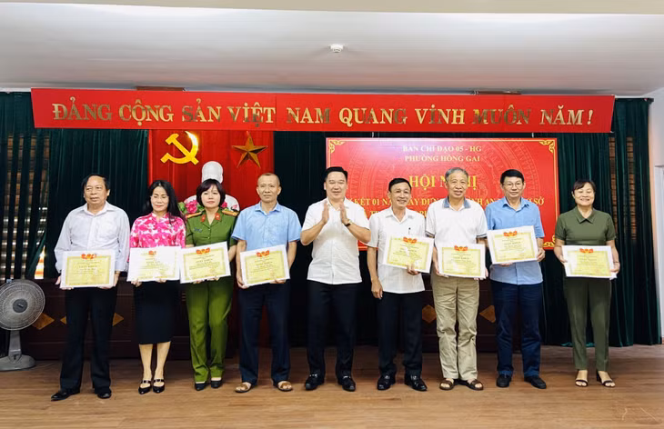 Lãnh đạo UBND phường Hồng Gai khen thưởng các cá nhân có thành tích xuất sắc trong triển khai mô hình An ninh cơ sở.