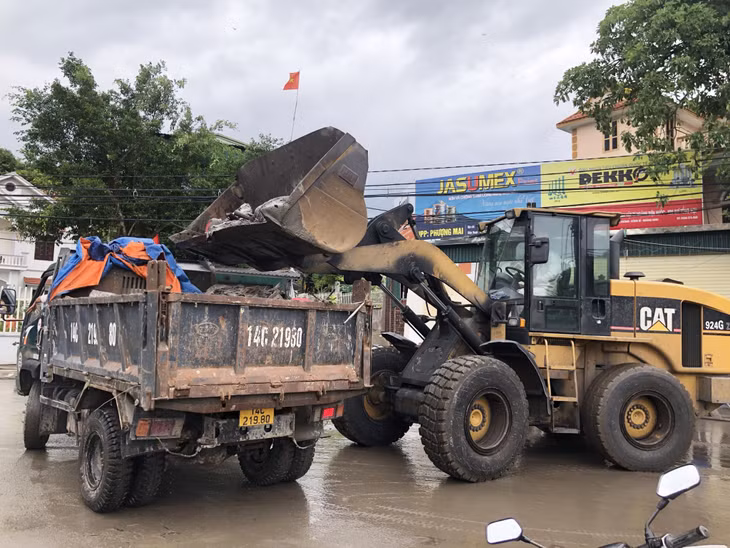Công ty Nhiệt điện Uông Bí hỗ trợ phường Trưng Vương phương tiện xúc dọn, phun rửa đường.
