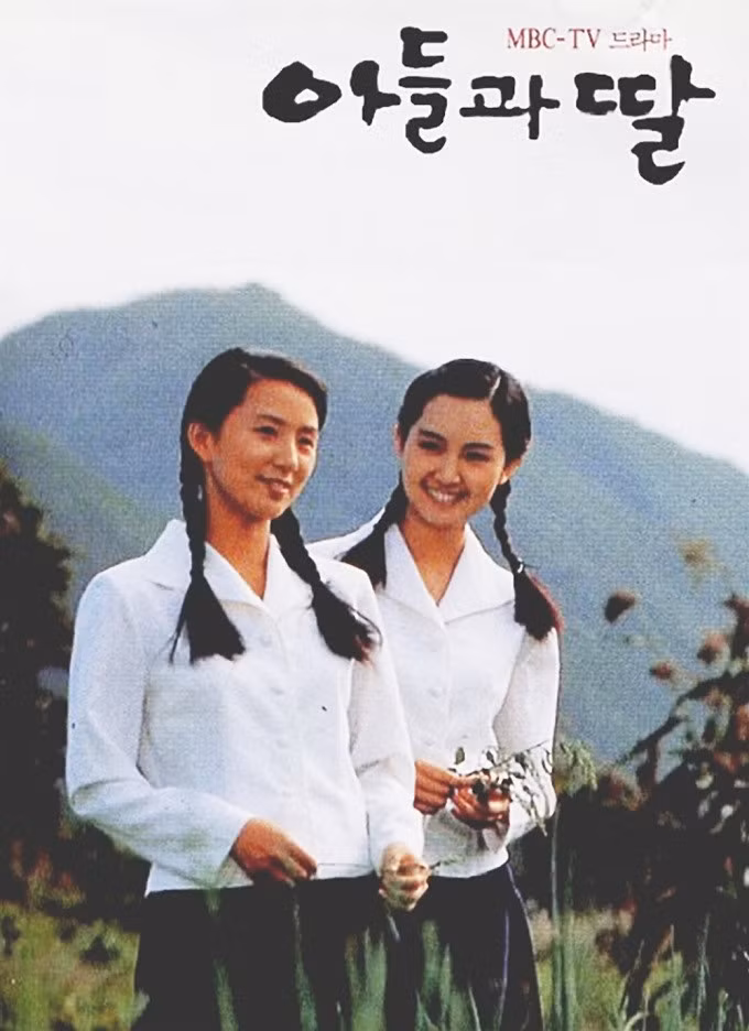 "Con trai và con gái" (Sons and daughters): 61,1%Phim dài 64 tập, chiếu trên MBC từ ngày 3/10/1992 đến 9/5/1993. Hu Nam (Kim Hee Ae đóng) và Gwi Nam (Choi Soo Jong) là chị em song sinh, trong khi cậu em được mẹ bảo bọc, đối xử như ông hoàng, Hu Nam phải chịu sự hắt hủi, tủi phận vì là con gái. Dù yêu động vật, muốn học ngành thú y, Gwi Nam nghe lời mẹ đăng ký trường luật và liên tiếp thi trượt. Trong khi Hu Nam thông minh, đậu ngành ngôn ngữ Hàn Quốc. Tư tưởng trọng nam khinh nữ dần biến mất theo thăng trầm cuộc đời nhân vật. Kết phim, Gwi Nam trở thành nhân viên ngân hàng, mắc kẹt trong mối quan hệ giữa mẹ và vợ. Còn Hu Nam làm giáo viên tiếng Hàn, nổi tiếng khi ra mắt tiểu thuyết "Con trai và con gái" dựa trên chính cuộc đời cô và kết hôn với luật sư tài ba. Ảnh: MBC