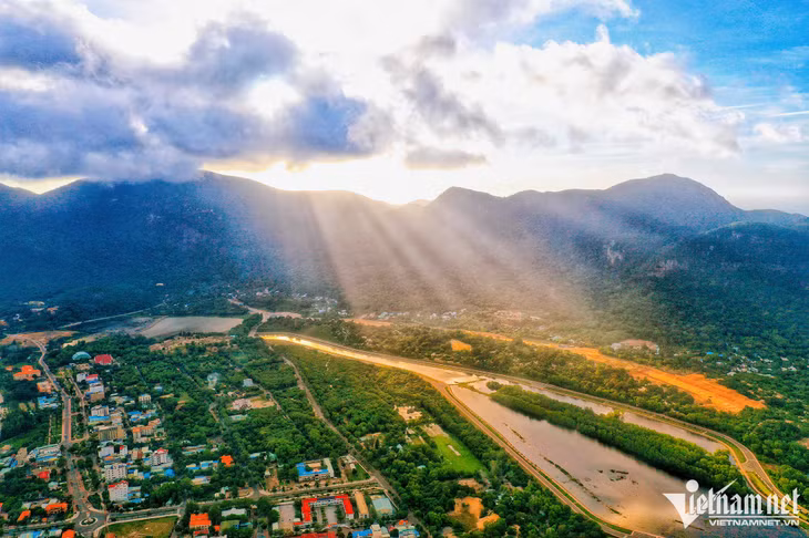 Thị trấn Côn Đảo nằm trên một thung lũng có hình dáng như nửa vầng trăng. Chiều dài của thung lũng khoảng 8 - 10km, chiều rộng là 2 - 3km và độ cao trung bình 3km so với mực nước biển.