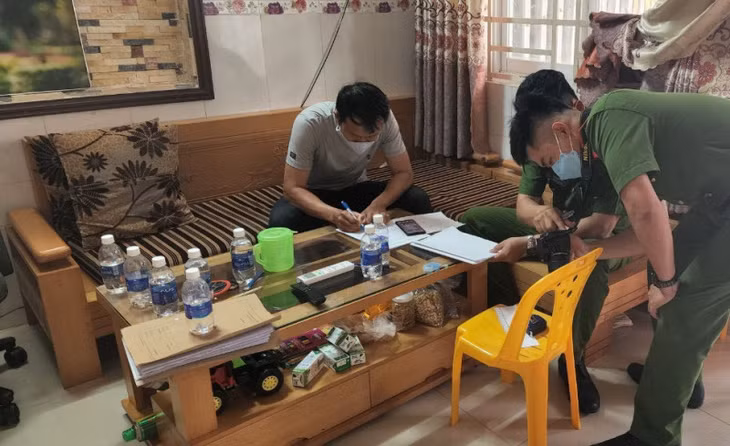 Công an khám nghiệm hiện trường, lấy lời khai điều tra vụ trộm.