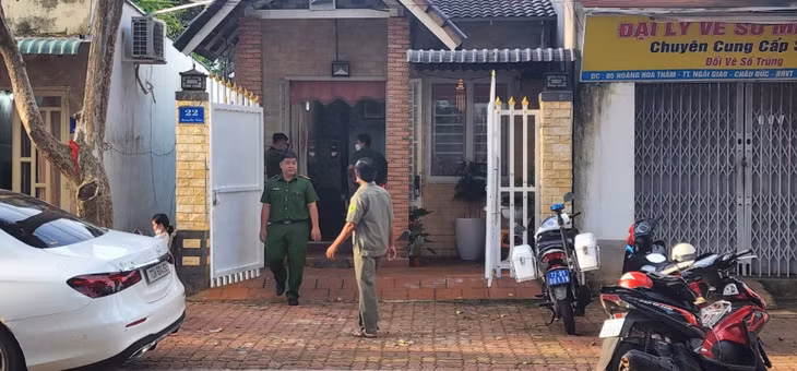 Lực lượng chức năng khám nghiệm hiện trường điều tra vụ đối tượng đột nhập trộm tài sản nhà chị Q.