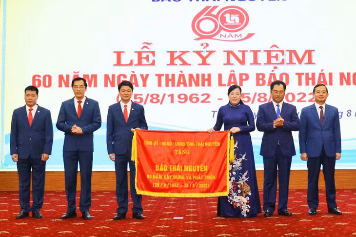 Các đồng chí Thường trực Tỉnh ủy tặng Cờ lưu niệm cho Báo Thái Nguyên.