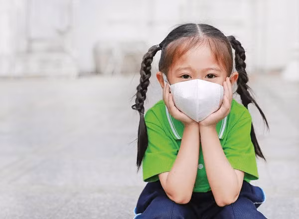Trẻ em là đối tượng dễ dàng bị lây nhiễm các bệnh về đường hô hấp do hệ miễn dịch còn non nớt (Ảnh minh họa)