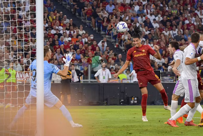 Pha đánh đầu của Smalling ấn định thắng lợi cho Roma ở phút 65. Ảnh: asroma.com