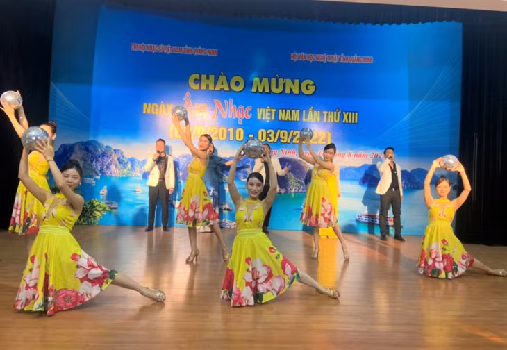 Tốp ca và tốp múa thể hiện ca khúc “Hát mừng Ngày Âm nhạc Việt Nam” do nhạc sĩ Đỗ Hồng Quân sáng tác.