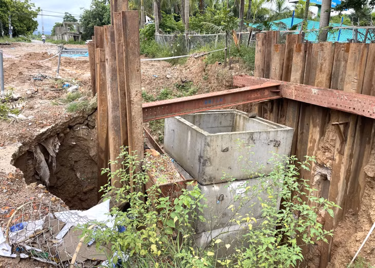 Xe chuyên dụng có trọng tải lớn thi công dự án đã làm đứt gãy nhiều đoạn tuyến đường dân sinh.