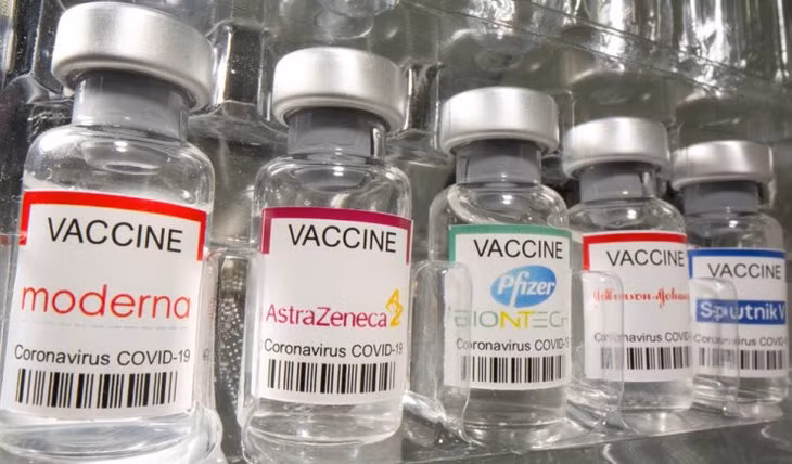 Các lọ vaccine COVID-19 của Moderna, AstraZeneca, Pfizer - BioNtech, Johnson &amp; Johnson, và Sputnik V. Ảnh: Yonhap