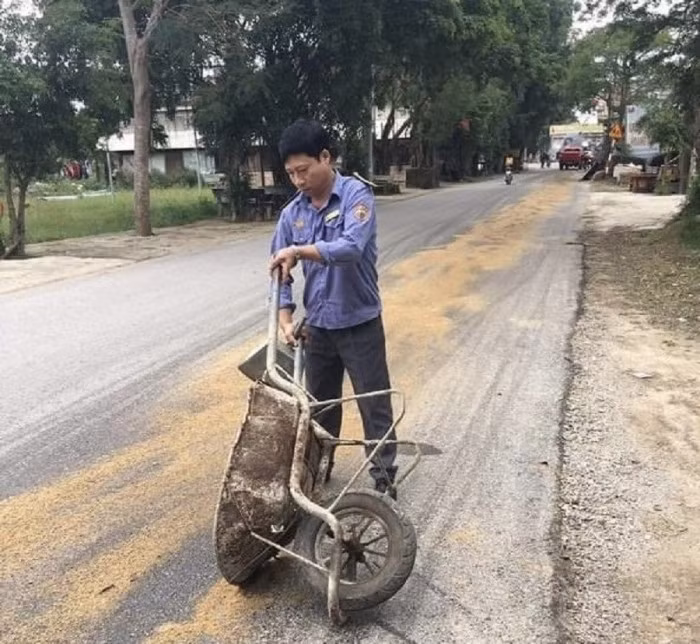 Thót tim chứng kiến nhân viên gác chắn dừng tàu, tránh đâm va với ô tô 2