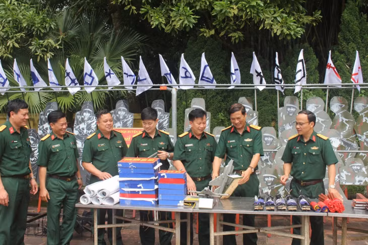 Lãnh đạo Ban CHQS huyện Đầm Hà kiểm tra các mô hình, đạo cụ phục vụ cho công tác huấn luyện.