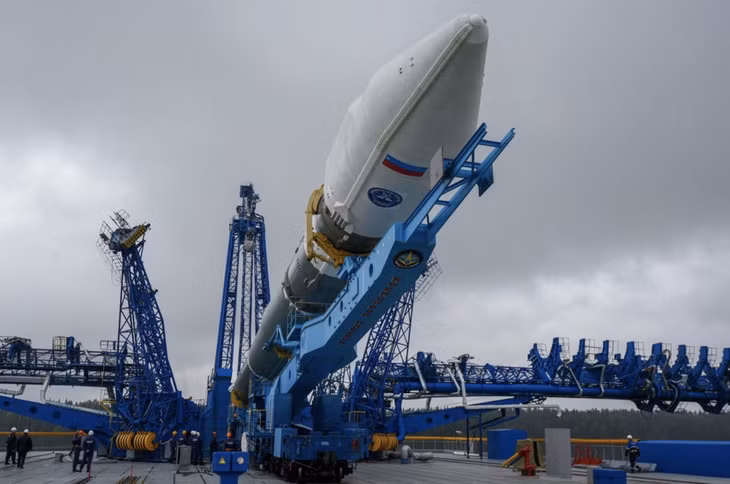 Tên lửa Soyuz 2.1v đang được lắp đặt tại Sân bay vũ trụ Plesetsk với vệ tinh bí ẩn Kosmos-2558. Ảnh: Bộ Quốc phòng Nga