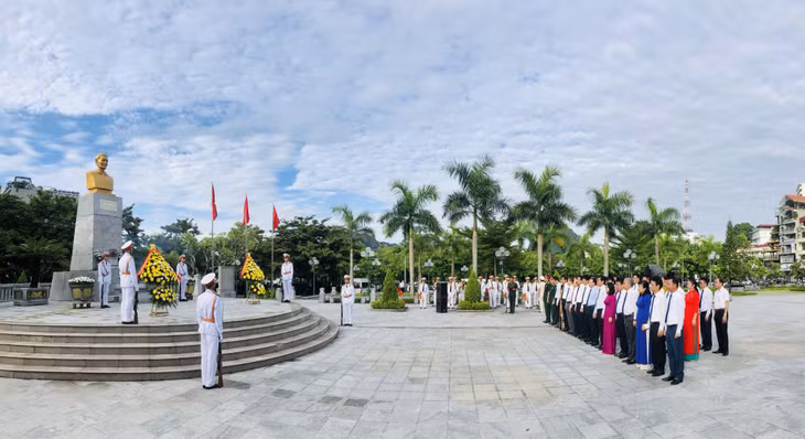 Các đại biểu đặt vòng hoa, dâng hương tại tượng đài đồng chí Vũ Văn Hiếu, Bí thư Đặc khu ủy đầu tiên Khu mỏ Quảng Ninh.