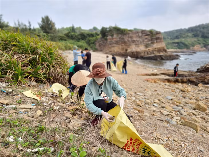 Người dân huyện Cô Tô dọn vệ sinh, làm sạch môi trường biển.