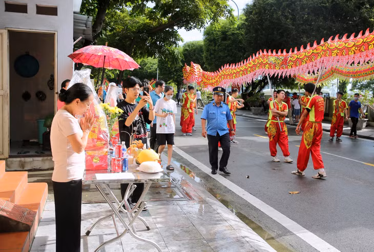 Đây là truyền thống nhiều đời nay của người dân khu vực Cửa Ông nhằm bày tỏ lòng thành kính, tri ân đối với công lao của Đức Ông và các nhân thần.