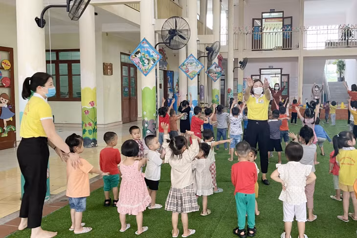 Giờ hoạt động thể chất của các bé Trường Mầm non Đồng Chanh (TP Uông Bí).