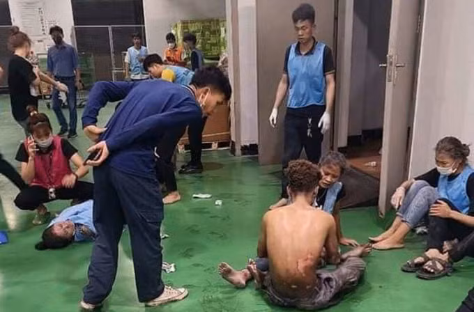 Các nạn nhân được đưa ra ngoài sáng 30/8. Ảnh: CTV