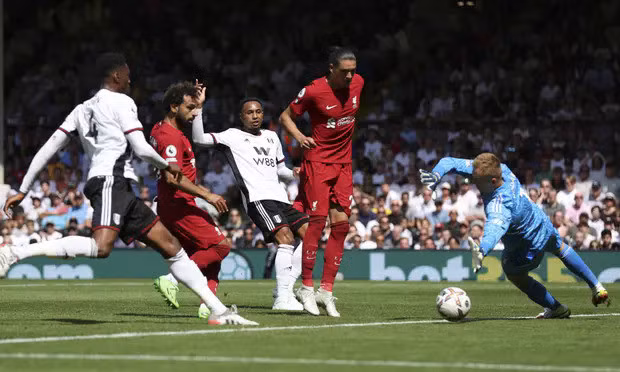 Salah gỡ hòa 2-2 cho Liverpool tại sân Craven Cottage. Ảnh: AP.