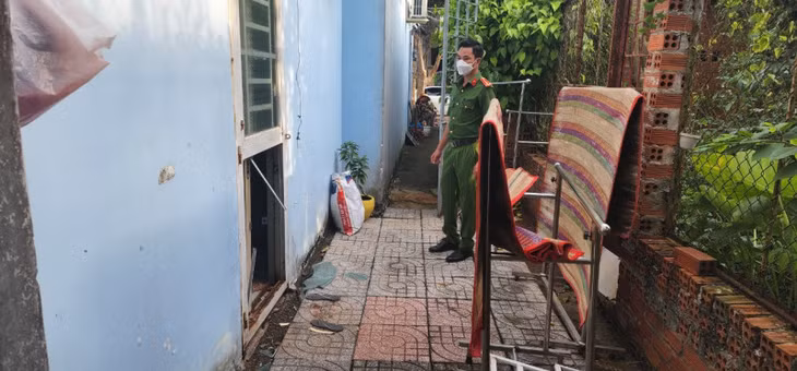Cửa phía sau nhà chị Q. bị phá.
