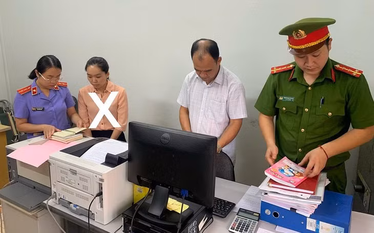 Lực lượng chức năng khám xét nơi làm việc của các đối tượng vi phạm.