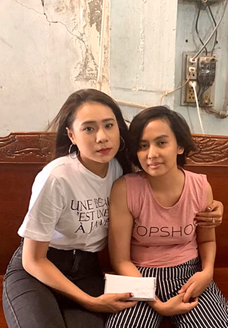 Hồ Bích Trâm (trái) tới thăm Thúy Anh hồi tháng 4/2019.