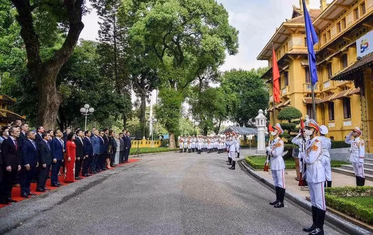Đại diện các nước thành viên ASEAN cùng các đại biểu dự Lễ Thượng cờ.