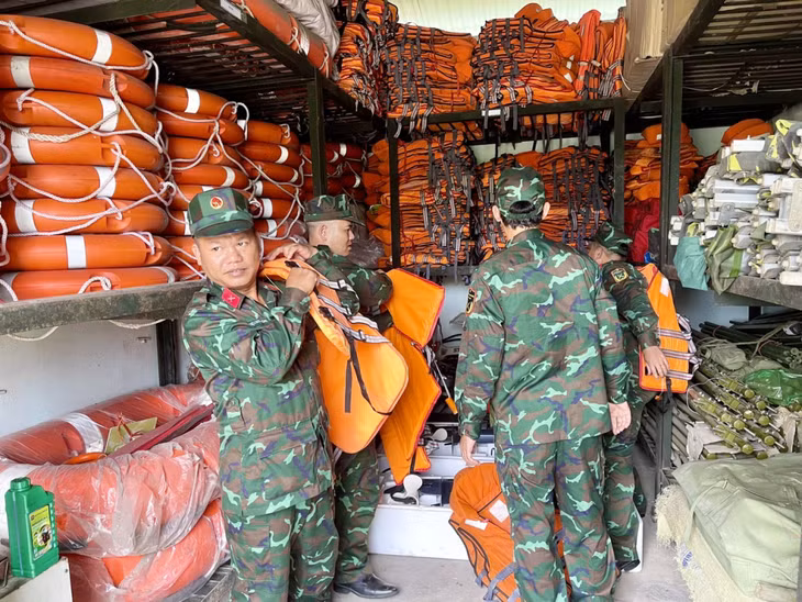 Ban CHQS TP Uông Bí chuẩn bị trang thiết bị phục vụ công tác phòng, chống mưa bão.