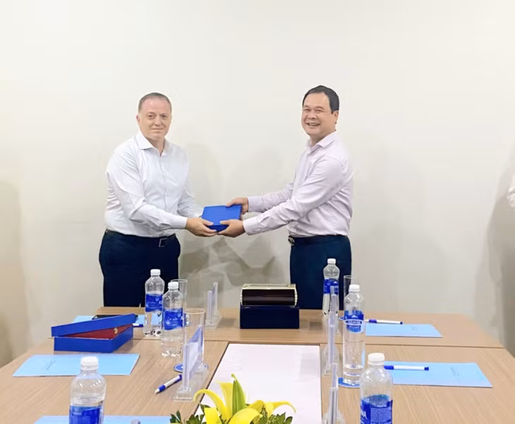 Đồng chí Điệp Văn Chiến, Chánh Thanh tra tỉnh tặng quà lưu niệm cho Trưởng đoàn và các thành viên đoàn.