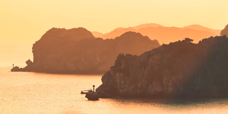 Vịnh rộng khoảng 7000ha, trong đó có 5400ha thuộc về khu dự trữ sinh quyển được UNESCO công nhận - Vườn Quốc gia Cát Bà