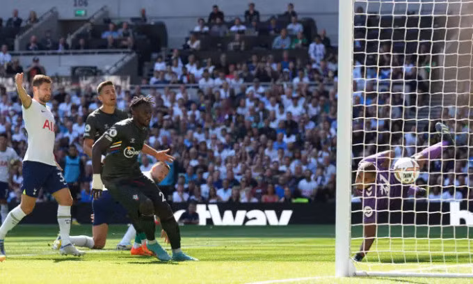Dier đánh đầu tung lưới Southampton sau quả tạt của Son. Ảnh: Reuters.